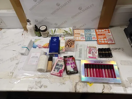 LOT OF APPROXIMATELY 20 HEALTH AND BEAUTY ITEMS TO INCLUDE PUCKER UP 10 PIECE LIP GLOSS STATION, TROPIC EYE MASK, AND MAYBELLINE FIT 125 ETC. 