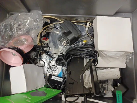 BOX OF APPROX 15 ITEMS INCLUDING WIRELESS CHARGER, POWER ADAPTER AND ELAN CONNECT RADIO