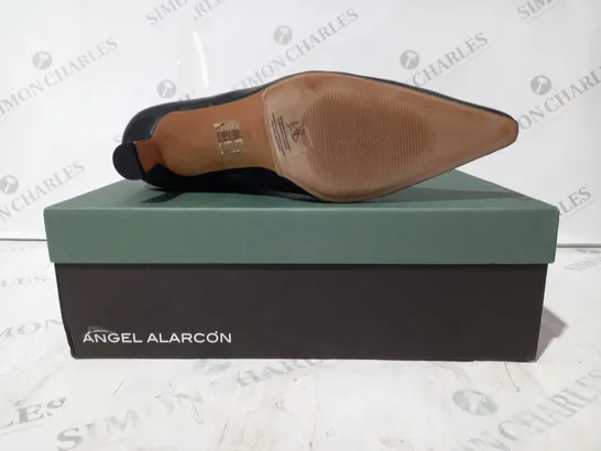 BOXED PAIR OF ANGEL ALARCON LOW HEEL POINTED TOE ANKLE BOOTS IN BLACK EU SIZE 40