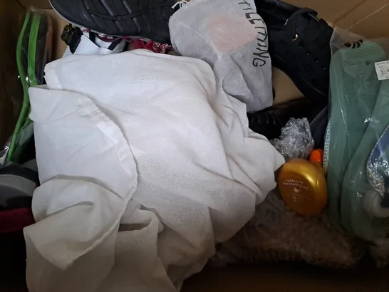 BOX OF APPROXIMATELY 10 ASSORTED PAIRS OF SHOES AND FOOTWEAR ITEMS IN VARIOUS STYLES AND SIZES TO INCLUDE ZXWFOBEY, FASHION, ETC