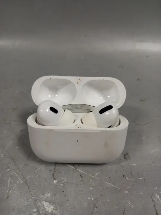 APPLE AIRPODS WITH CHARGING CASE - A2700