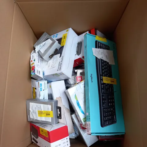 LOT OF APROX 20 ASSORTED ELECTRICAL ITEMS TO INCLUDE KEYBOARD , ALARM CLOCK , RADIO PLAYER ECT