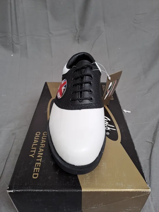 BOX OF APPROXIMATLY 12 BLACK AND WHITE TOP LINE GOLF SHOES IN VARIOUS SIZE 