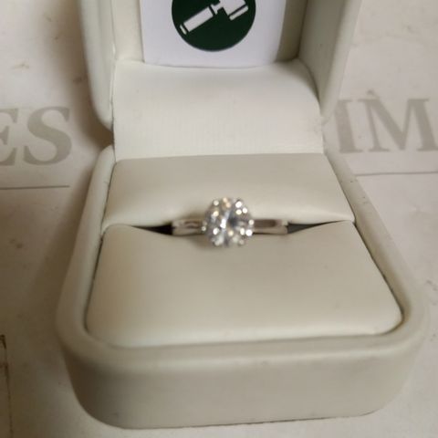 18CT WHITE GOLD SOLITAIRE RING SET WITH A DIAMOND WEIGHING +1.23CT