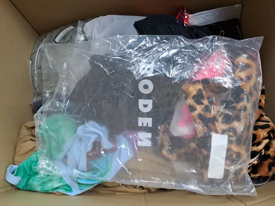 BOX OF APPROXIMATELY 25 ASSORTED CLOTHING ITEMS TO INCUDE - SOCKS, JACKET , DRESS , JEANS, ETC