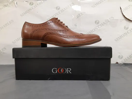 BOXED PAIR OF GOOR LACE UP SHOES IN BROWN SIZE 9