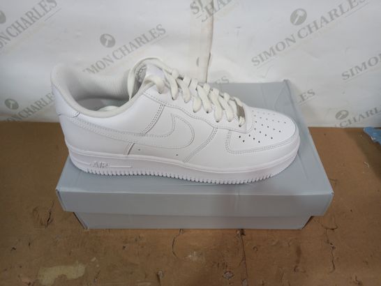 BOXED PAIR OF NIKE WHITE TRAINERS SIZE 10