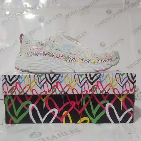 BOXED PAIR OF SKECHERS GO RUN WOMEN'S TRAINERS IN WHITE/MULTICOLOUR SIZE 7