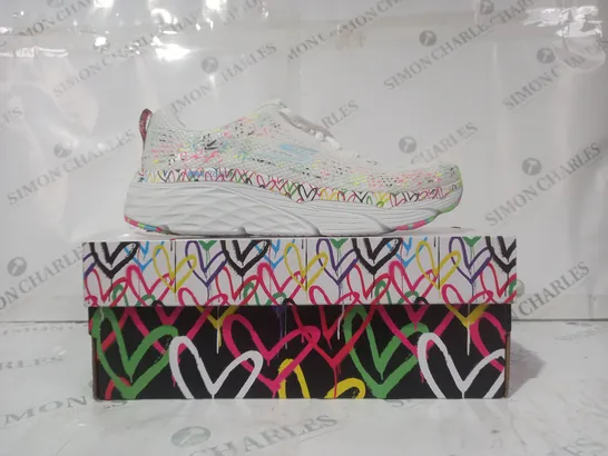 BOXED PAIR OF SKECHERS GO RUN WOMEN'S TRAINERS IN WHITE/MULTICOLOUR SIZE 7