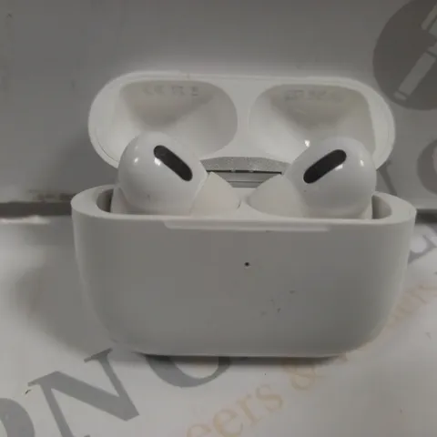 PORTABLE TRUE WIRELERSS EARBUDS IN WHITE