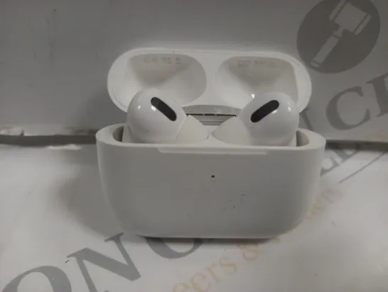 PORTABLE TRUE WIRELERSS EARBUDS IN WHITE