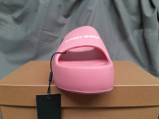 BOXED TOMMY JEANS TJW CHUNKY FLATFORM SLIDE IN PINK - SIZE 39/40