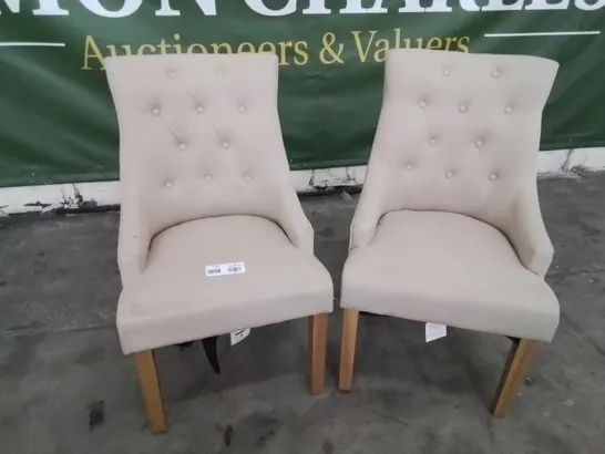 PAIR OF DESIGNER DUKE UPHOLSTERED BUTTONED BACK DINING CHAIRS OATMEAL FABRIC OAK LEGS