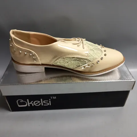 BOXED KELSI LADIES FLAT BEIGE BROGUES WITH LACE AND DIAMANTE DETAIL. SIZE 6