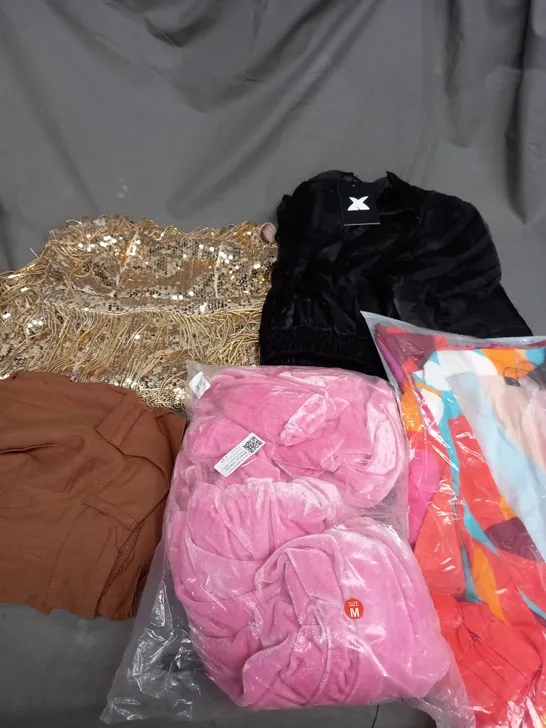 BOX OF APPROXIMATELY 25 ASSORTED CLOTHING ITEMS TO INCLUDE - DRESS , PANTS , TOP ETC