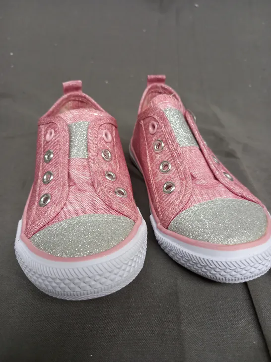 BOX OF APPROXIMATELY 8 PAIRS OF PINK AND WHITE JUNIOR SHOES 