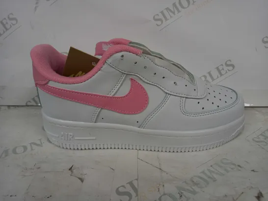 BOXED PAIR OF NIKE AIR FORCE 1 SHOES IN WHITE/PINK UK SIZE 6