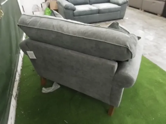 DESIGNER WILLIAM GREY FABRIC CUDDLE CHAIR ON WOODEN FEET 