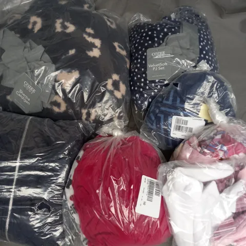BOX OF APPROXIMATELY 12 ASSORTED CLOTHING ITEMS TO INCLUDE SOCKS, JUMPER, GILET ETC