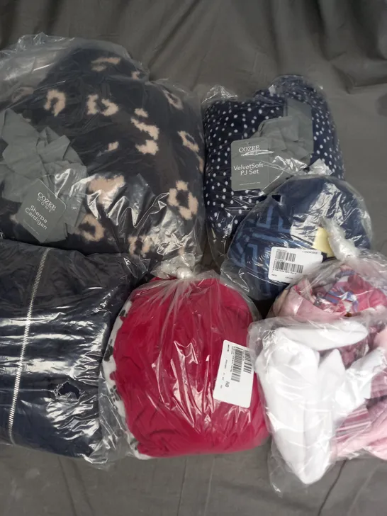 BOX OF APPROXIMATELY 12 ASSORTED CLOTHING ITEMS TO INCLUDE SOCKS, JUMPER, GILET ETC