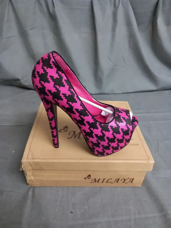 APPROXIMATELY 12 PAIRS OF WOMENS PATTERNED HIGH HEELS SHOES IN VARIOUS SIZES 