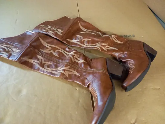 PAIR OF BROWN COWBOY STYLE BOOTS - 39