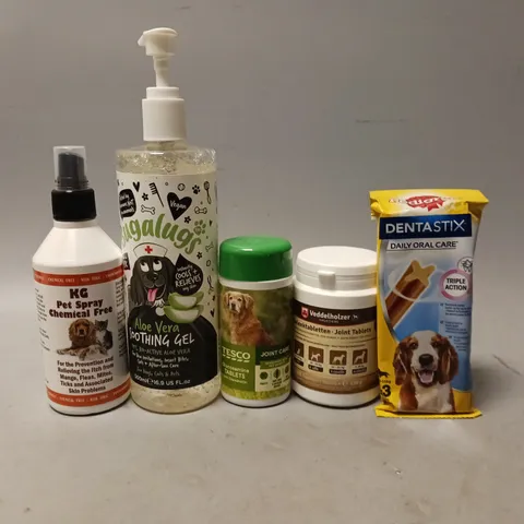 BOX OF APPROXIMATELY 20 ASSORTED PET SUPPLIES TO INCLUDE - PEDIGREE DENTASTIX , KG PET SPRAY CHEMICAL FREE , TESCO GLUCOSAMINE TABLETS ETC