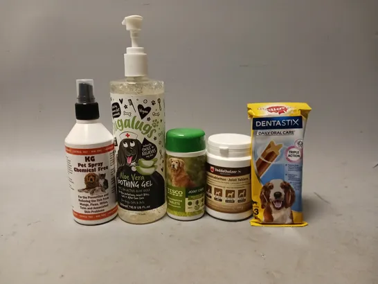 BOX OF APPROXIMATELY 20 ASSORTED PET SUPPLIES TO INCLUDE - PEDIGREE DENTASTIX , KG PET SPRAY CHEMICAL FREE , TESCO GLUCOSAMINE TABLETS ETC