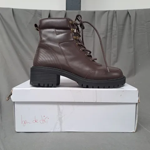 BOXED PAIR OF BEN DE LISI HIKER LEATHER BOOTS IN BROWN SIZE 7