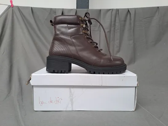 BOXED PAIR OF BEN DE LISI HIKER LEATHER BOOTS IN BROWN SIZE 7