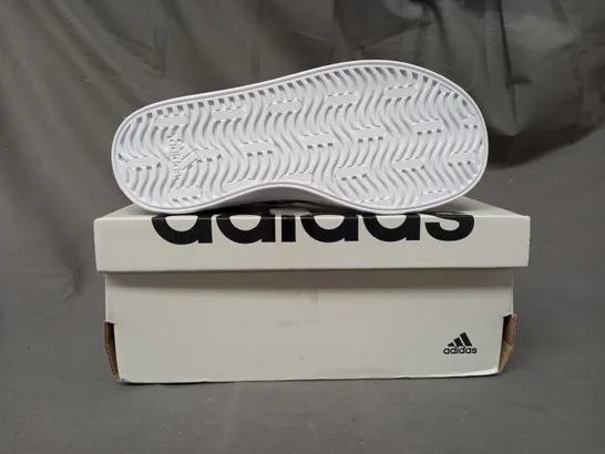 BOXED PAIR OF ADIDAS KIDS SHOES IN BLACK/WHITE UK SIZE 12