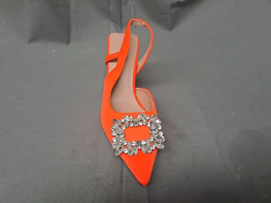 BOXED PAIR OF DESIGNER POINTED TOE HEELED SHOES IN ORANGE W. JEWEL EFFECT DETAIL EU SIZE 38