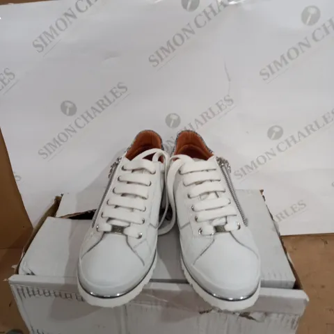 MODA IN PELLE ARIELA WHITE SIZE 6