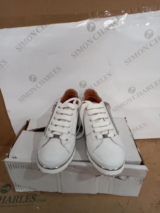 MODA IN PELLE ARIELA WHITE SIZE 6