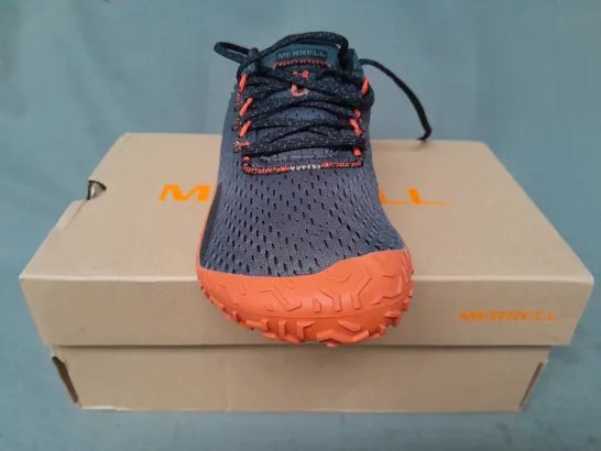 BOXED PAIR OF MERRELL VAPOR GLOVE 6 SHOES IN GRANITE/TANGERINE UK SIZE 9