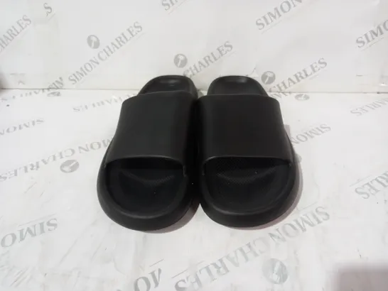 BLACK PLASTIC SLIDERS SIZE 10