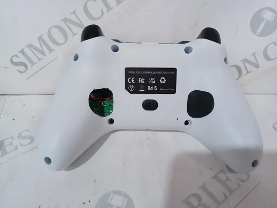 BOXED UNBRANDED WIRELESS GAMING CONTROLLER IN WHITE