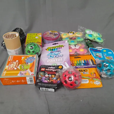 LOT OF ASSORTED TOYS AND GAMES TO INCLUDE CRAYOLA, LEGO MINI FIGURES AND COLOURED PENCILS