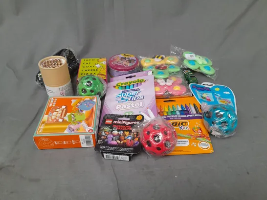 LOT OF ASSORTED TOYS AND GAMES TO INCLUDE CRAYOLA, LEGO MINI FIGURES AND COLOURED PENCILS