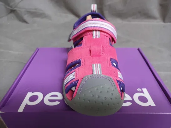 BOXED PAIR OF PEDIPED KIDS SAHARA BARE FEET TRAINERS IN FUSCHIA/LAVENDER - 29 EU