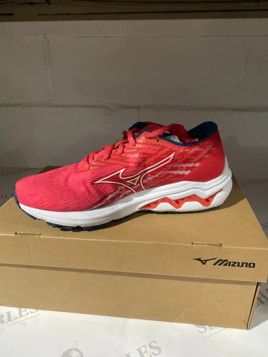 BOXED PAIR OF MIZUNO WAVE EQUATE7 PINK TRAINERS SIZE 5.5