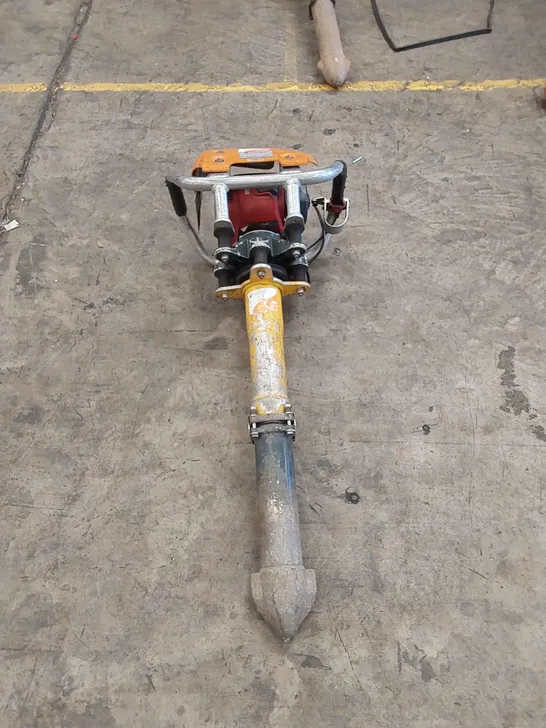 ROBEL 62.05 2 STROKE VERTICAL TAMPER - RAILWAY MAINTENANCE TOOL