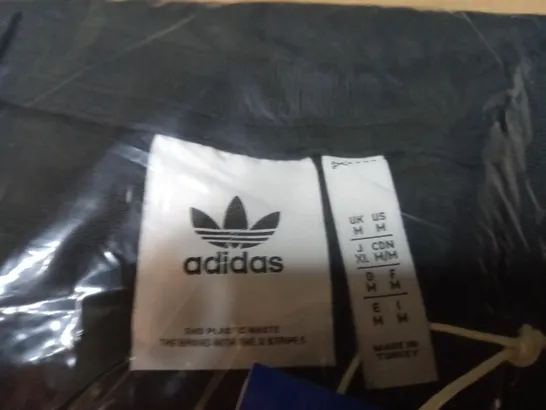 ADIDAS BLACK TSHIRT - SIZE M