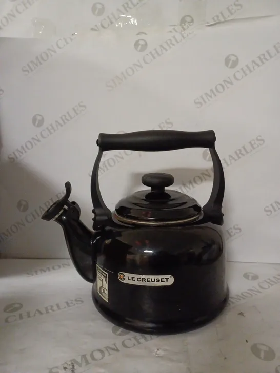 LE CREUSET TRADITIONAL STOVE-TOP KETTLE, 2.1 L, BLACK