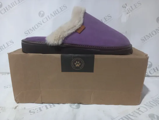 BOXED PAIR OF LAZY DOGZ SLIPPERS IN PURPLE SIZE 7