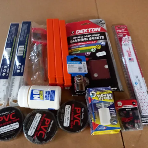 LOT OF ASSORTED TOOL AND DIY ITEMS TO INCLUDE MILWAUKEE SAW BLADES AND DRILL BITS PLUS INSULATION TAPE 