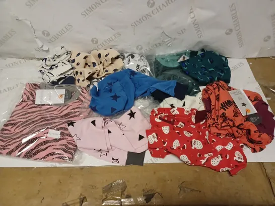 LOT OF APPROXIMATELY 46 PAIRS OF BRAND NEW JAMMIE DOODLES PYJAMAS AND BOTTOMS IN SIZE 3-4 YEARS IN VARYING DESIGNS