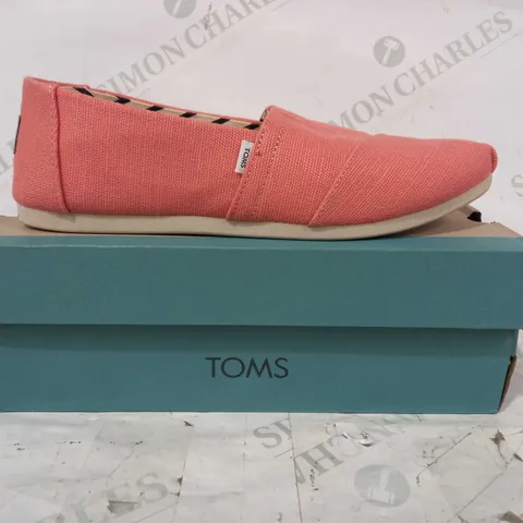 BOXED PAIR OF TOMS HERITAGE CANVAS SLIP-ON SHOES IN PEACH UK SIZE 7