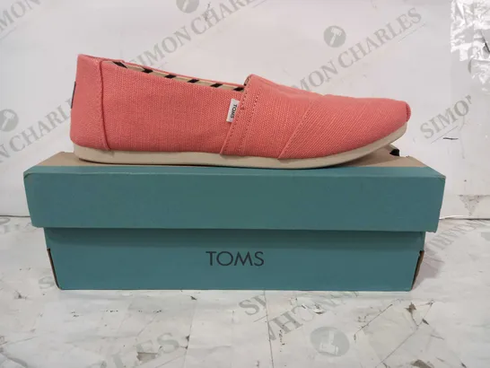 BOXED PAIR OF TOMS HERITAGE CANVAS SLIP-ON SHOES IN PEACH UK SIZE 7