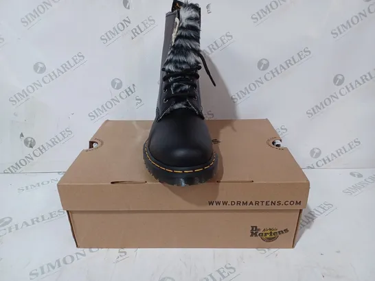 BOXED PAIR OF DR MARTENS 1460 SERENA ANKLE BOOTS IN BLACK UK SIZE 7